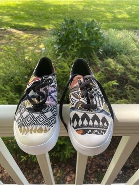 Keen SIZE 6.5  Black Canvas Sneakers with Multicolor Aztec Print**NEVER WORN**